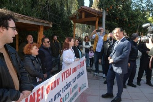 Από την αγωνιστική «υποδοχή» του υπουργού Υγείας στο Καραμανδάνειο