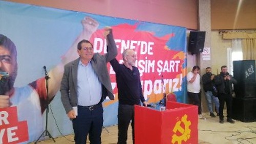 Ο Κώστας Πελετίδης και ο Κεμάλ Οκουγιάν στην προεκλογική συγκέντρωση στην Ντεφνέ