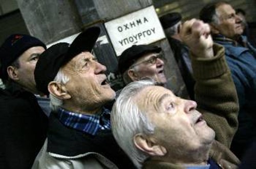 Χωρίς ανάπαυλα, οι συνταξιούχοι διαδηλώνουν μαζί με τα παιδιά τους