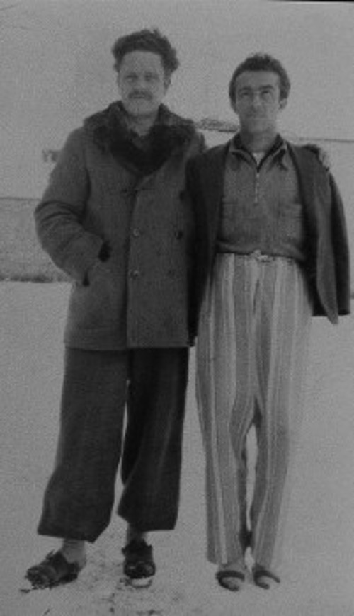 Ο κομμουνιστής αγωνιστής με τον συγγραφέα Ορχάν Κεμάλ (1914 - 1970), συγκρατούμενοι στις φυλακές της Προύσας (1943)
