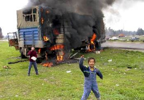 Παιδιά του ιρακινού λαού πανηγυρίζουν μετά από επιτυχημένη επίθεση της αντίστασης σε αυτοκινητοπομπή των κατοχικών