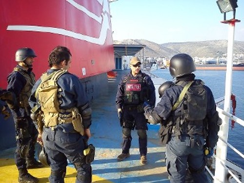«Εκπαιδευτής» της «JK Security» στο κατάστρωμα πλοίου