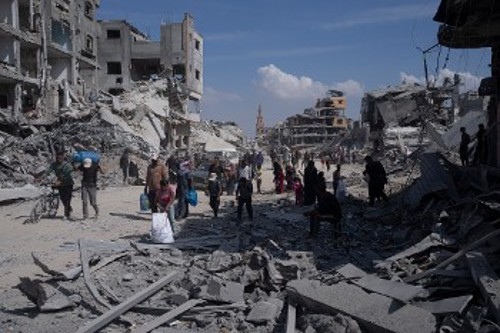 Παντού καταστροφή και ερείπια στη νότια πόλη Χαν Γιούνις μετά την αποχώρηση του ισραηλινού κατοχικού στρατού
