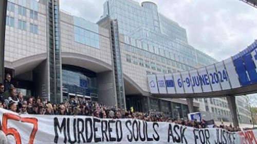 Από τη διαμαρτυρία των οπαδών του ΠΑΟΚ έξω από το Ευρωκοινοβούλιο για το έγκλημα των Τεμπών