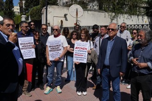 Από κινητοποίηση στο υπουργείο Εσωτερικών για την υποστελέχωση των δήμων, όπου συμμετείχαν οι αγωνιστές δήμαρχοι Μ. Σελέκος και Ηλ. Σταμέλος μαζί με τον δήμαρχο Πάτρας Κ. Πελετίδη