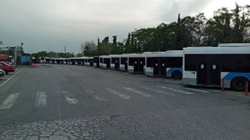 Χειρόφρενο στα μπλε λεωφορεία με πάνω από 1.000 απεργούς