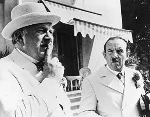 O Πίτερ Ουστίνοφ στο ρόλο του Πουαρό εξιχνιάζει μια ακόμη δολοφονία στην ταινία «Δύο εγκλήματα κάτω από τον ήλιο»