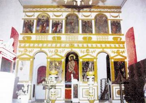 Η φωτογραφία αποδείχνει τον επιχρωματισμό του ολόλευκου μαρμάρινου τέμπλου στο ναό Αγ. Θεοδοσίου