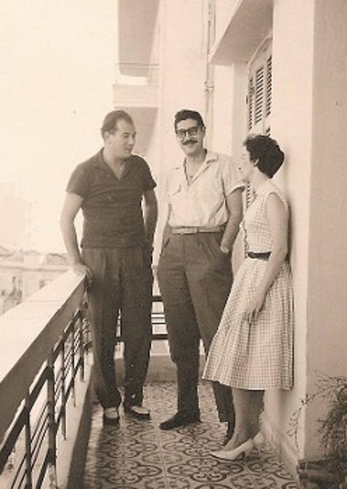 Ο Δημήτρης Χριστοδούλου, το 1959, με τον ποιητή Μανόλη Αναγνωστάκη και την σύζυγό του Νόρα, στο μπαλκόνι του σπιτιού τους, στη Θεσσαλονίκη (Αρχείο του περιοδικού και των εκδόσεων «Μετρονόμος»)