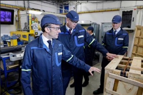Ο Γάλλος Πρόεδρος επιθεωρεί εργοστάσιο πυρομαχικών