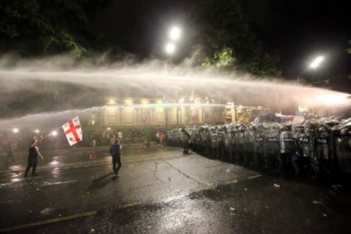 Από τη σύγκρουση στη Γεωργία ανάμεσα σε φιλοδυτικούς διαδηλωτές και την αστυνομία
