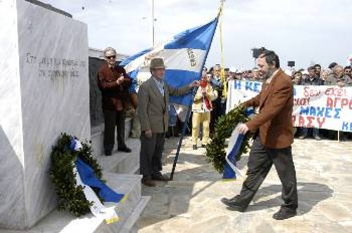 Ό Γ. Μαρίνος, μέλος του ΠΓ της ΚΕ του ΚΚΕ, καταθέτει στεφάνι στο μνημείο του Κιλελέρ