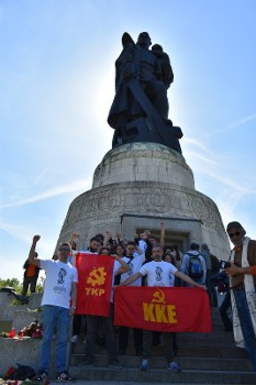 Από την κοινή εκδήλωση μελών του ΚΚΕ και του ΚΚ Τουρκίας στη Γερμανία, στις 9 Μάη, στο σοβιετικό μνημείο του Treptower Park