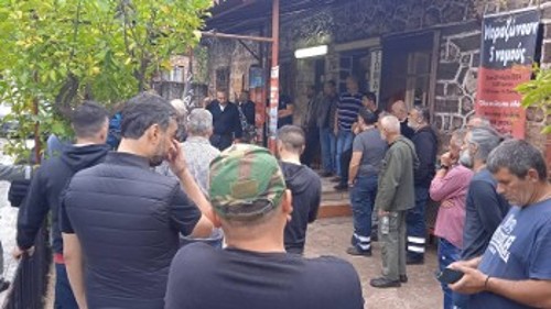 Οι εργαζόμενοι συγκεντρωμένοι από χτες στα γραφεία του Σωματείου