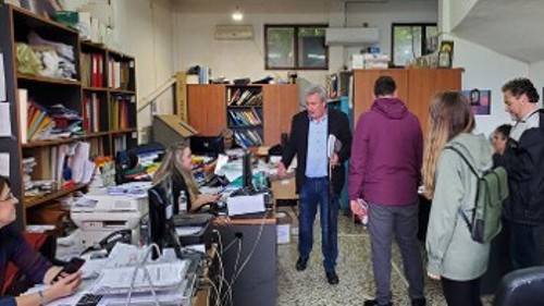 Ο Κ. Μπασδέκης συζητά με εργαζόμενους στην Αταλάντη