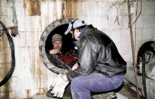 Από αυτή την τρύπα μπαίνουν οι εργαζόμενοι στην κλειστή δεξαμενή...(πάνω)