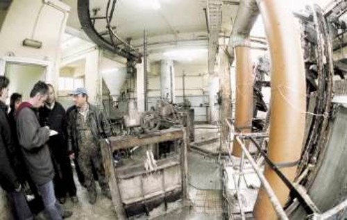 Χώρος προεπεξεργασίας λυμάτων. Οι επικίνδυνες αναθυμιάσεις κάνουν την ανθρώπινη παρουσία σχεδόν αδύνατη. Και, όμως, εδώ δουλεύουν εργαζόμενοι, κάποιοι για αρκετές ώρες