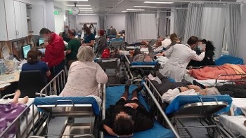 Από τη μία ο συνωστισμός στα Επείγοντα (φωτ. από το Νοσοκομείο «Γεννηματάς»)...