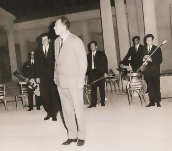 Τιμητική βραδιά για τον Δημήτρη Χριστοδούλου, στο Θέατρο του Λυκαβηττού. Διακρίνονται ο Μίκης Θεοδωράκης και οι μπουζουξήδες Κώστας Παπαδόπουλος και Λάκης Καρνέζης (1966)