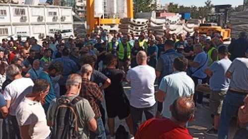 «Συνεχίζουμε!», ξεκαθαρίζουν οι εργάτες στη μαζική Γενική Συνέλευση