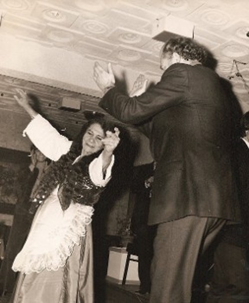 Η Ρόζα Εσκενάζυ χορεύει κι ο Δημήτρης Χριστοδούλου της χτυπάει παλαμάκια