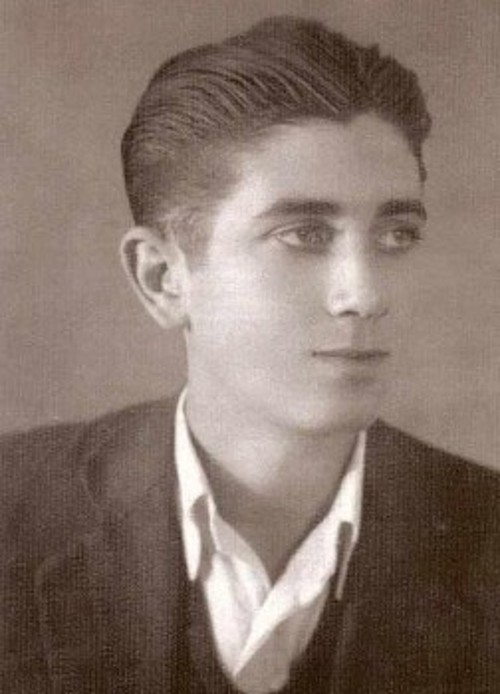 Ο Γιώργος Ζαμπέτας σε νεαρή ηλικία, με την Βίκυ Μοσχολιού, κατά τη διάρκεια μιας ηχογράφησής τους