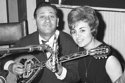 Ο Γιώργος Ζαμπέτας σε νεαρή ηλικία, με την Βίκυ Μοσχολιού, κατά τη διάρκεια μιας ηχογράφησής τους