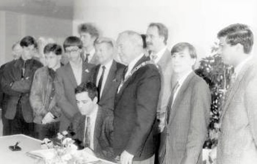 Βετεράνοι και νέοι κορυφαίοι Γκραντ-Μάστερς υπογράφουν το βιβλίο επισκεπτών διεθνούς εκδήλωσης. Στο κέντρο (καθιστός) ο Γκάρι Κασπάροβ και δεξιά ο Βισβανάθαν Ανάντ