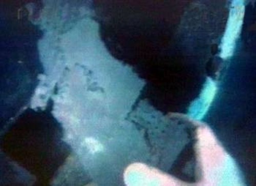 «Περίεργο» εύρημα. Νορβηγός δύτης επιδεικνύει ένα συντρίμμι, που εκτιμάται ότι ανήκει «σε ξένο υποβρύχιο»