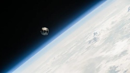 Το Starliner καθώς πλησιάζει τον Διεθνή Διαστημικό Σταθμό για να συνδεθεί σ' αυτόν