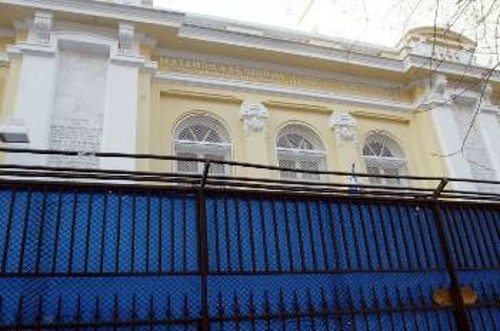 Το Εβραϊκό Σχολείο της Θεσσαλονίκης «ντύθηκε» για λόγους ασφαλείας, προκειμένου, μακριά από τα όποια περίεργα μάτια, να επιτελέσουν την αποστολή τους οι αξιωματικοί του ισραηλινού Στρατού