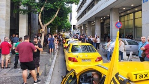Οδηγοί ταξί με τα οχήματά τους συμμετείχαν στην κινητοποίηση