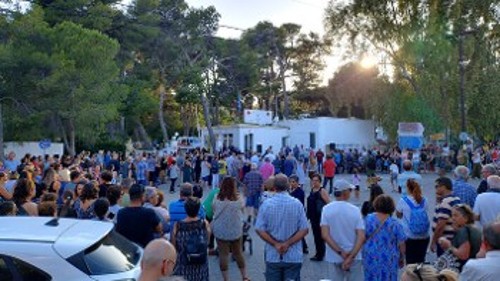 Από προηγούμενη μαζική συγκέντρωση έξω από το Νοσοκομείο Λέρου
