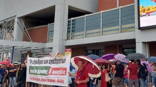 Από τη χτεσινή διαμαρτυρία στο υπουργείο Πολιτικής Προστασίας