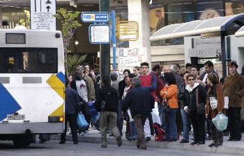 Αναμονές χωρίς τέλος σε στάση λεωφορείων και τρόλεϊ στην Αθήνα