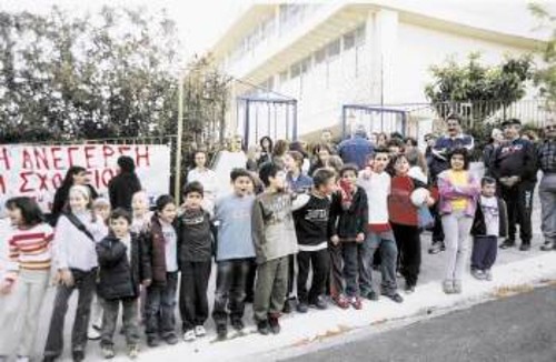 Μαθητές και γονείς του 8ου και του 17ου Δημοτικών Ηλιούπολης διαμαρτύρονται για τα προβλήματα των σχολείων τους