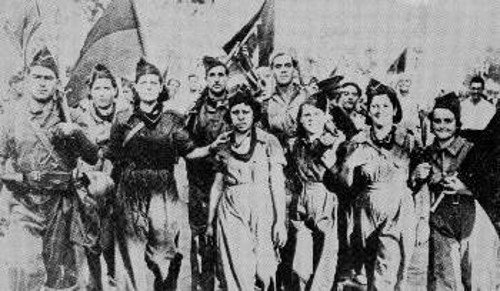 Κατά τη διάρκεια του Ισπανικού Εμφυλίου η Γερμανία και η Ιταλία συνέχιζαν και ενίσχυαν την πολεμική και οικονομική βοήθεια στον Φράνκο για να συντριβεί ο Δημοκρατικός Στρατός Ισπανίας. (Φωτ: Μαχητές και μαχήτριες του Λαϊκού Μετώπου στον Ισπανικό Εμφύλιο)