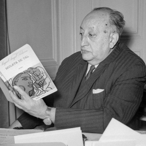 Ο Αστούριας, καθώς κρατάει στα χέρια την πρώτη έκδοση του βιβλίου «Μια κάποια μιγάδα»