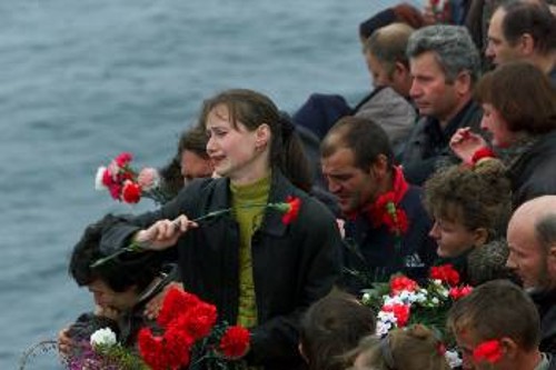 Οι συγγενείς των ναυτικών του «Κουρσκ» αφήνουν λουλούδια στον τόπο του ναυαγίου