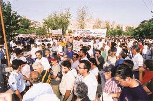 Από παλιότερη κινητοποίηση εργαζομένων και επαγγελματοβιοτεχνών της Λάρισας ενάντια στην κυβερνητική πολιτική