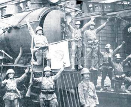 Γιαπωνέζοι καταλαμβάνουν το σιδηροδρομικό σταθμό της κινεζικής πόλης Χανκόου. Από το 1931, η Ιαπωνία έδωσε το σύνθημα της εδαφικής επέκτασης σε βάρος της Κίνας