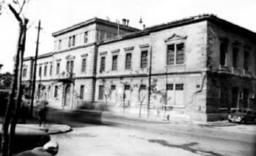 Η πρόσοψη των φυλακών Χατζηκώστα