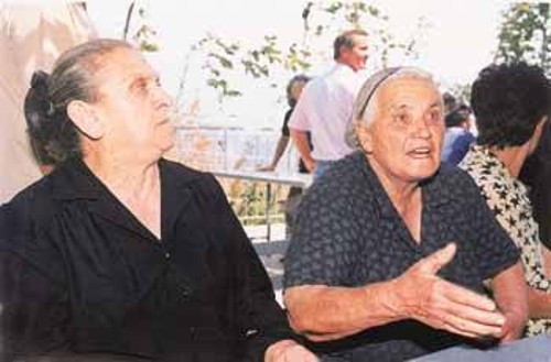 1. Η αγανάκτηση των κατοίκων της Αγ. Μαρίνας έχει ξεχειλίσει. Η Β. Ντάκα (δεξιά) σημειώνει: «Μας έχουν εγκαταλείψει, δεν νοιάζεται κανείς για μας»