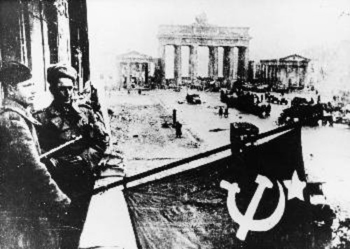 Σοβιετικοί στρατιώτες στο Βερολίνο