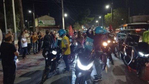 Από τη συγκέντρωση στο Μενίδι, στο σημείο που σκοτώθηκε ο διανομέας