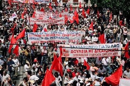 Αμεση απάντηση στα αντιασφαλιστικά σχέδια της κυβέρνησης και του κεφαλαίου θα δώσουν αύριο οι εργαζόμενοι από τη συγκέντρωση του ΠΑΜΕ (φωτ. από την πρωτομαγιάτικη απεργιακή συγκέντρωση στο Σύνταγμα)