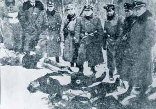 Χιτλερικοί φωτογραφίζονται μετά την εκτέλεση των θυμάτων τους