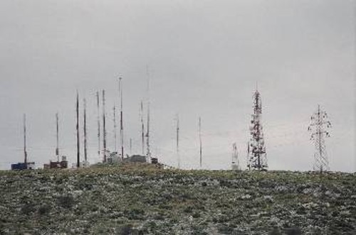 «Το όρος Αιγάλεω μας υπόσχονταν χρόνια ότι θα το αναδασώσουν. Αντί όμως για δέντρα, μας φύτεψαν όλες τις κεραίες των καναλιών», λέει στο «Ρ» ο Απ. Συρίγος