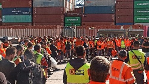Μαζική συνέλευση στο λιμάνι του Πειραιά