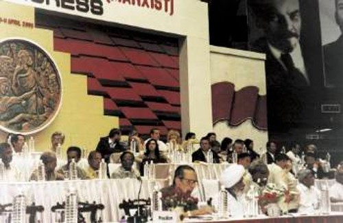 Αποψη του προεδρείου με τις ξένες αντιπροσωπείες των ΚΚ στο 18ο Συνέδριο του ΚΚΙ(Μ) που έγινε σε κλειστό γυμναστήριο στην πρωτεύουσα της Ινδίας, το Ν. Δελχί